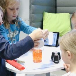 Kinder nutzen das Abenteuer-Navi
