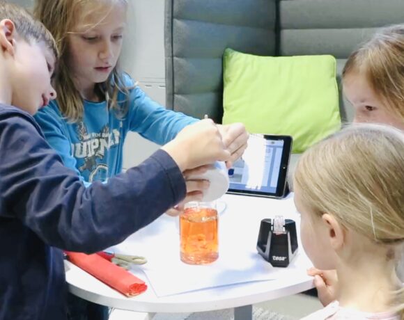 Kinder nutzen das Abenteuer-Navi